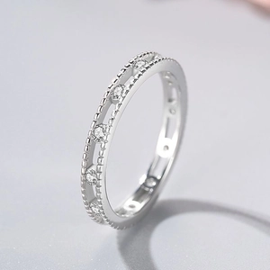 Bague élégante en argent 925 à double anneau ajouré sertie de cinq zircons brillants