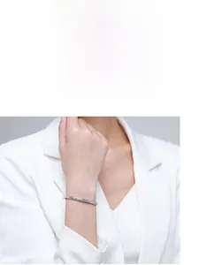 Dettaglio del bracciale in argento s925 con zirconi scintillanti sul polso di una donna