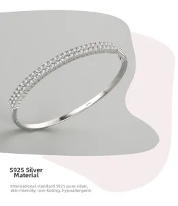 Détail d'un bracelet en argent S925 avec pavage double rangée de zircons cubiques scintillants