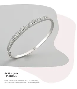 Détail macro du bracelet en argent S925 orné de deux rangées de micro-oxydes de zirconium
