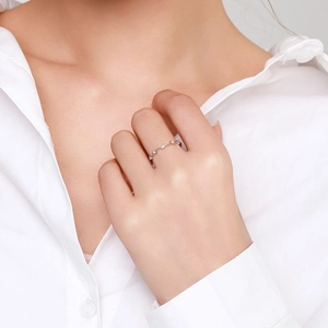 Anello a onda in argento sterling S925 con zirconi scintillanti in stile minimalista per donna