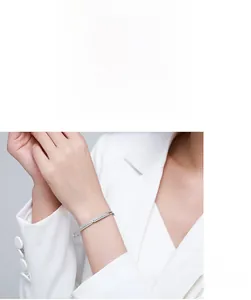 Vue détaillée du bracelet luxueux en argent S925 avec pierres de zircone blanches
