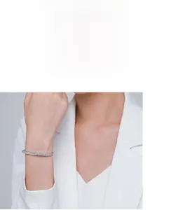 Détail d'un bracelet en argent s925 avec double rangée de diamants sur un mannequin