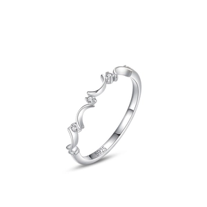 Anello luna minimalista in argento S925 con zirconi micro-incastonati su sfondo bianco
