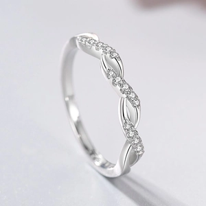 Anello a onda in argento sterling S925 con zirconi incastonati vista a 45 gradi