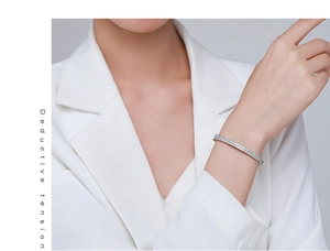 Détail d'un bracelet jonc en argent serti de plusieurs rangées de zircons brillants