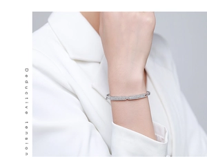 Gros plan d'un bracelet de luxe en argent s925 serti de zircons sur le poignet