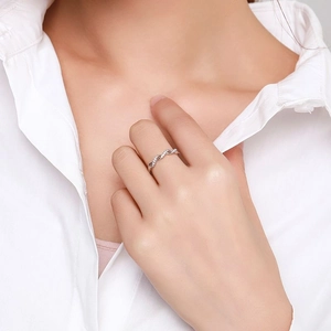 Anello a onda minimalista in argento s925 con zirconi incastonati su una mano