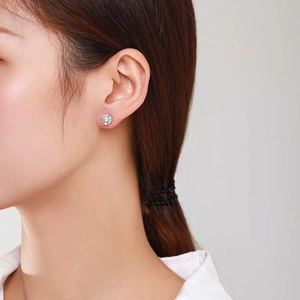 Boucles d'oreilles tournesol en argent S925 avec zircone portées par un mannequin