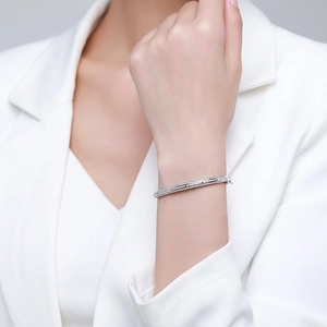 Elegante bracciale rigido in argento S925 con cristalli scintillanti su un design sottile