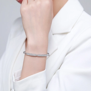 Bracelet luxueux en argent S925 avec pavé de zircons et motif géométrique texturé