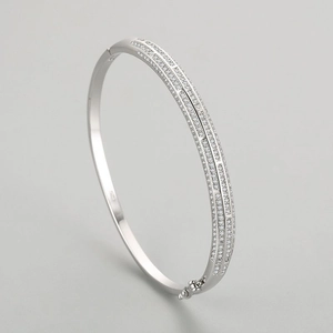 Bracciale rigido minimalista in argento S925 con pavé di zirconi vista a 45 gradi