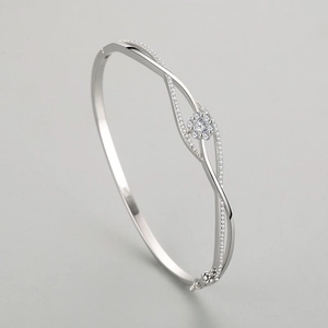 Elegant S925 sterling silver wave bangle with a sparkling cubic zirconia flower motif