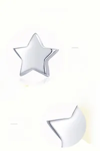 Détail macro d'une boucle d'oreille étoile en argent S925 avec fini poli miroir