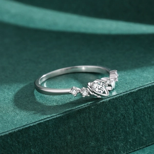 925 silver ring featuring a sparkling heart-shaped clear gemstone in a luxury multi-stone setting
