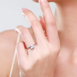 Elegant S925 sterling silver ring with 1 carat square cubic zirconia on a female finger