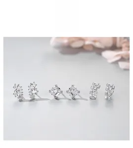 Dettaglio di tre paia di orecchini a lobo in argento S925 con zirconi quadrati geometrici