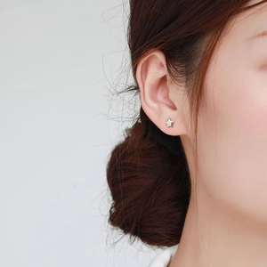 Puce d'oreille étoile en argent S925 sur mannequin pour un look bijoux délicat