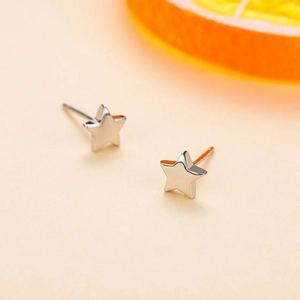 Boucles d'oreilles puces étoile en argent S925 poli avec un design minimaliste