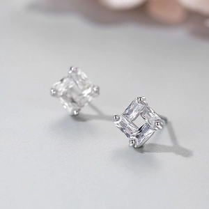 Orecchini a perno quadrati in argento S925 con scintillanti zirconi cubici trasparenti