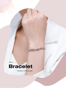 Détail du bracelet noeud en argent serti de diamants pavés sur le poignet