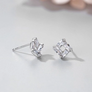 Orecchini geometrici a perno in argento S925 con zirconi trasparenti taglio rettangolo