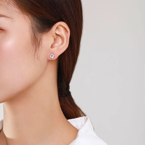 Orecchini a perno quadrati in argento s925 con zircone indossati per un look elegante