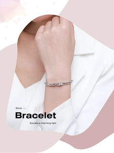 Dettaglio del bracciale in argento s925 con pietra principale a cuore e zirconi al polso