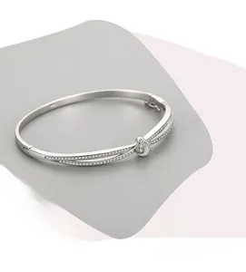Détail macro du bracelet nœud en argent S925 avec pavage de zircons cubiques brillants