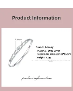 Dettaglio macro del bracciale in argento S925 con texture segmentata e pietra a cuore incastonata