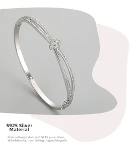 Gros plan détaillé du bracelet nœud en argent S925 avec pierres de zircone scintillantes