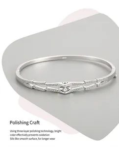 Dettaglio macro del bracciale a cuore in argento S925 con pietra centrale e pavé scintillante