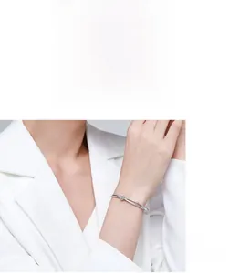 Détail d'un bracelet nœud en argent s925 avec cristaux pavés porté au poignet