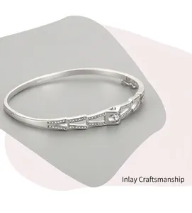 Dettaglio ravvicinato dell'intricato intarsio in argento s925 e pietre di zircone bianco