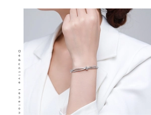 Gros plan du bracelet nœud en argent S925 élégant avec des accents de zircone brillants