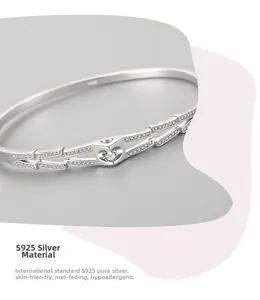 Macro di un bracciale in argento sterling S925 con cuore e pietra di zircone lucida
