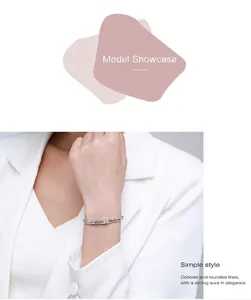 Dettaglio di un elegante bracciale rigido in argento S925 con accento di diamante a cuore