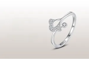 Détail macro de la bague ginkgo en argent S925 avec pavé de zircons étincelants