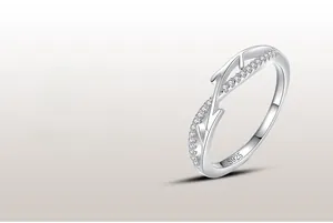 Detailansicht eines S925 Silberrings im Ast-Design mit mikroeingelegten Steinen verzier