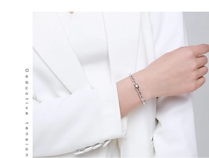 Dettaglio del bracciale S925 argento con gemma rettangolare e chiusura a catena
