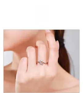Détail d'une bague en argent s925 en forme d'éventail avec diamants sur un mannequin