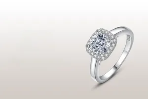 Macro d'une bague en argent S925 avec diamant de simulation taille coussin et halo