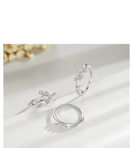 Vue macro de bagues en argent S925 avec motifs de feuilles et fleurs en zircon