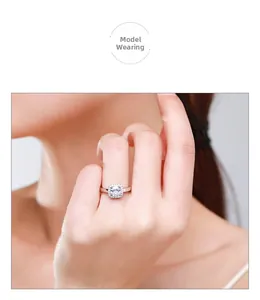 Gros plan d'une bague en argent de 1 carat avec taille coussin et design halo