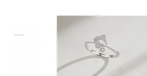 Détail de la bague en argent S925 en forme d'éventail avec cristaux pavés et pendentif diamant