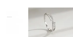 Makro-Detail eines S925 Silberzweig-Rings mit funkelnden Mikropave-Zirkon-Verzierungen