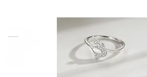 Détail macro d'une bague en argent s925 avec zircons sertis en éventail
