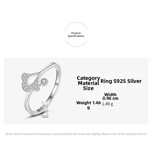 Détail macro d'une bague en argent S925 en forme d'éventail avec oxydes de zirconium