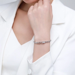 Bracciale rigido in argento S925 con pietra centrale a cuore e pavé lucido