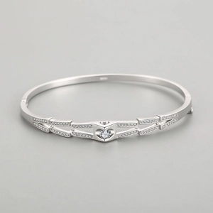 Elegante bracciale rigido in argento S925 con diamante a cuore e pietre pavé brillanti